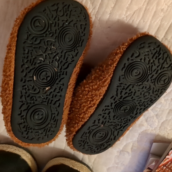 🤎 Brown Fuzzy Kids Slippers - Picture 6 of 6